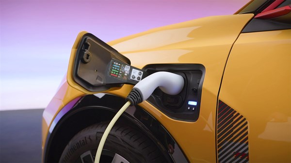 la recharge de la batterie et indicateur capot - R5 E-Tech électrique - Renault